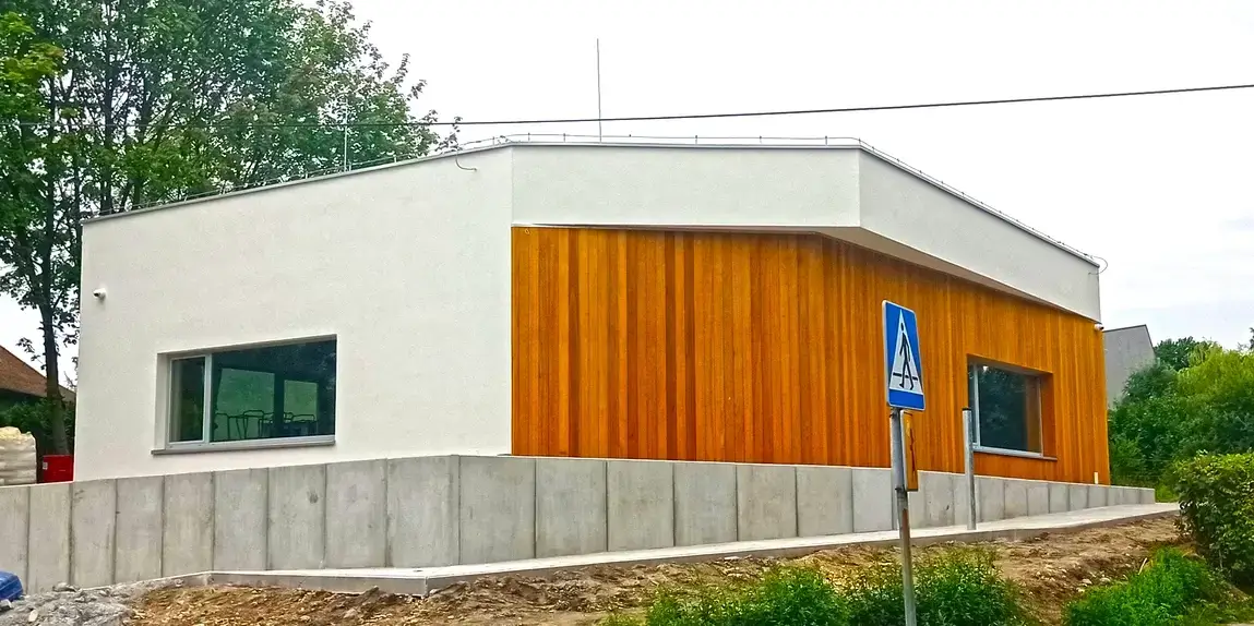 Widok szkoły od strony ulicy